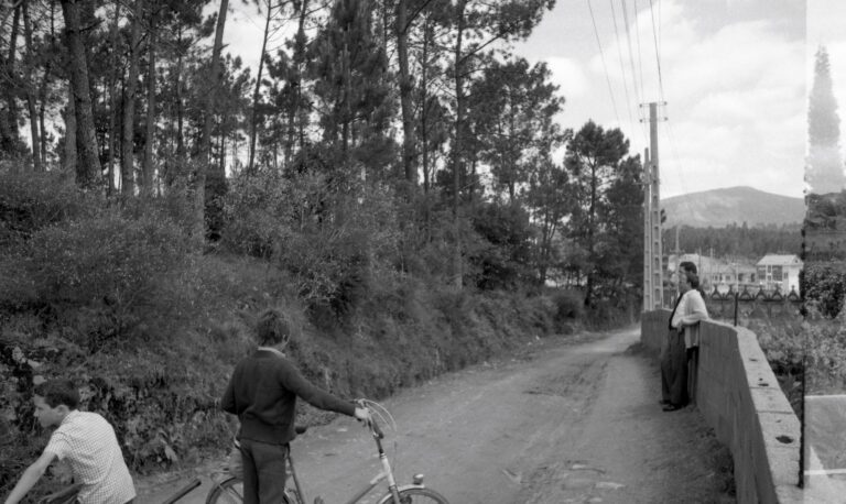 Niños jugando y cementerio al fondo